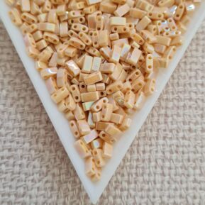 Half tila 5x2.3x9mm, Opaque Pear AB, col. HTL0488, 5gms