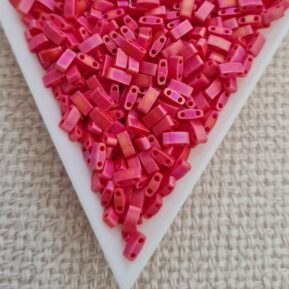 Half tila 5x2.3x1.9mm, Matte Opaque Red AB, col.HTL408FR, 5gms