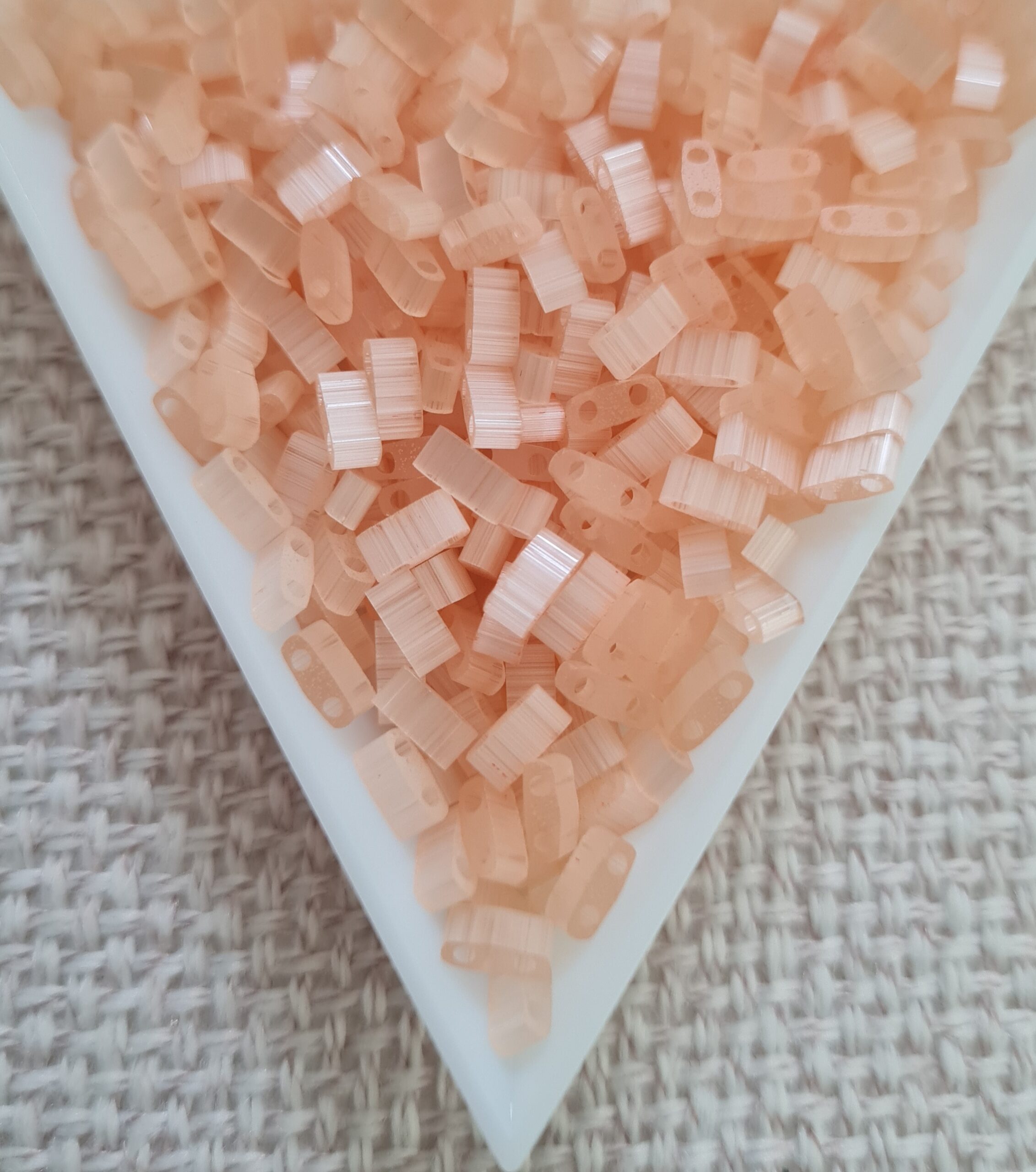 Half tila 5x2.3x1.9mm, Silk Pale Light Coral, col. HTL2555, 5gms